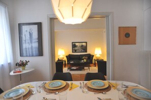 Dining - A-25. Photographer's Den, charming intro 2 Athens! (Athina)