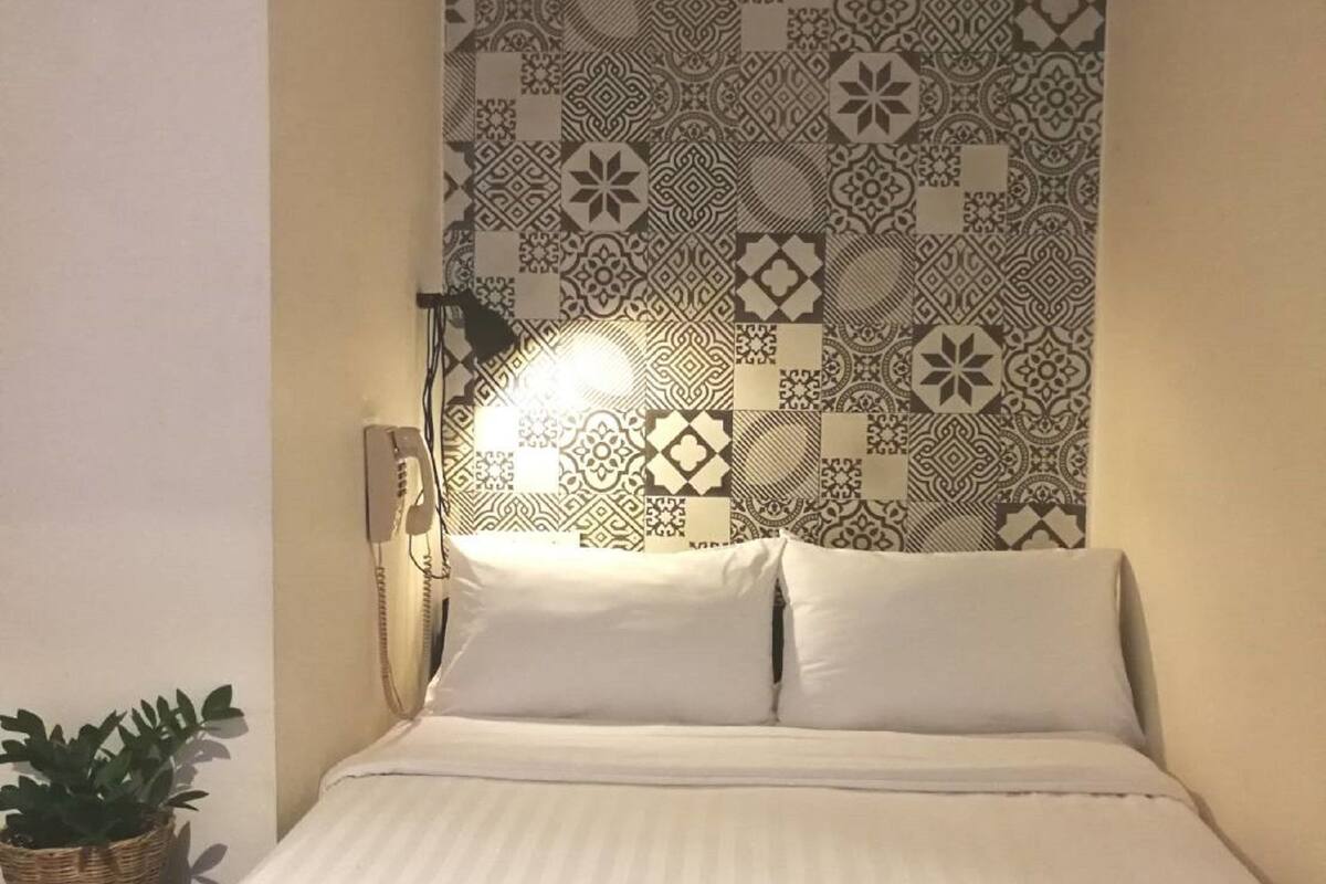 Soundproofing, free WiFi, bed sheets