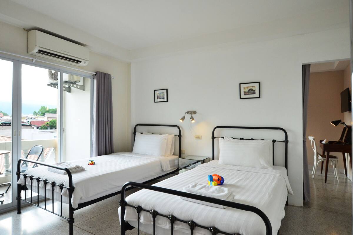 Soundproofing, free WiFi, bed sheets