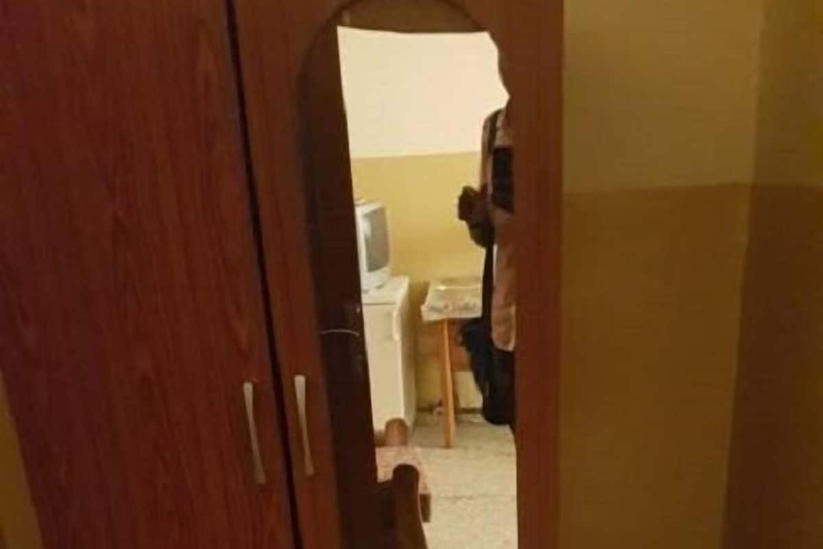 Une armoire en bois avec un miroir et trois tiroirs.