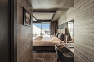 Executive Suite, Jetted Tub | Premium bedding, down comforters, minibar, in-room safe