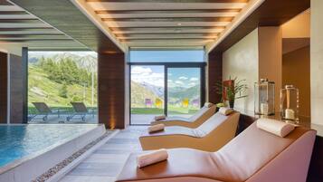 Piscine couverte, accès possible de 13 h 30 à 19 h 30, chaises longues