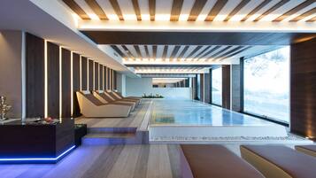 Piscina coperta, con ingresso dalle 13:30 alle 19:30, lettini