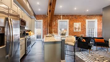 Geladeira, micro-ondas, fogão, cooktop