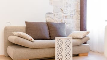 Apartamento superior | Área de estar | TV de tela plana 90 cm com canais a cabo, TV