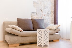 Leilighet – superior | Oppholdsområde | En 90-centimeters Flatskjerm-TV med kabel-kanaler samt TV