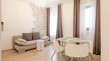 Apartamento superior | Sala de estar | Televisión de pantalla plana de 90 cm con canales por cable