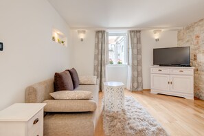 Deluxe Apartment - City View (Adamova ulica 5) | Opholdsområde | 90-centimeters fladskærms-tv med kabelkanaler, tv