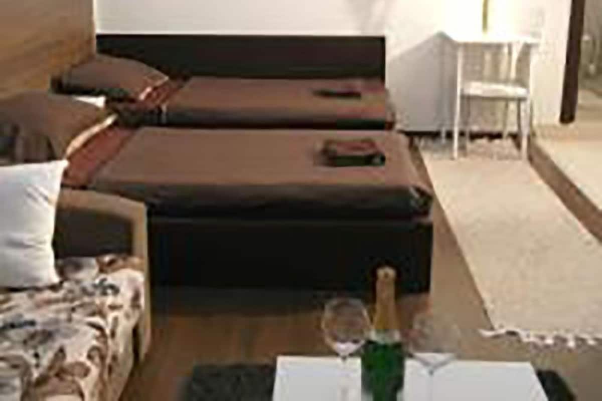 1 habitación, escritorio y espacio para trabajar con laptop