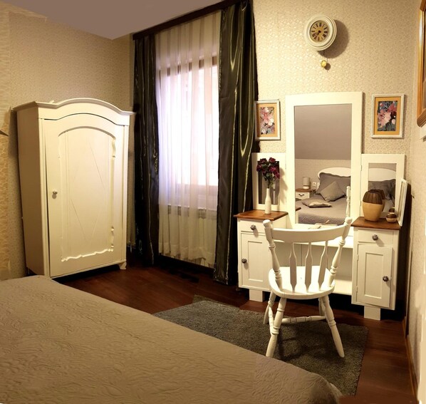 1 bedroom, desk, laptop workspace, soundproofing