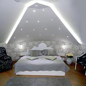 Royal Apartment | Desk, laptop workspace, soundproofing, iron/ironing board - Villa Lucia Apartments & Rooms (Slavonski Brod)