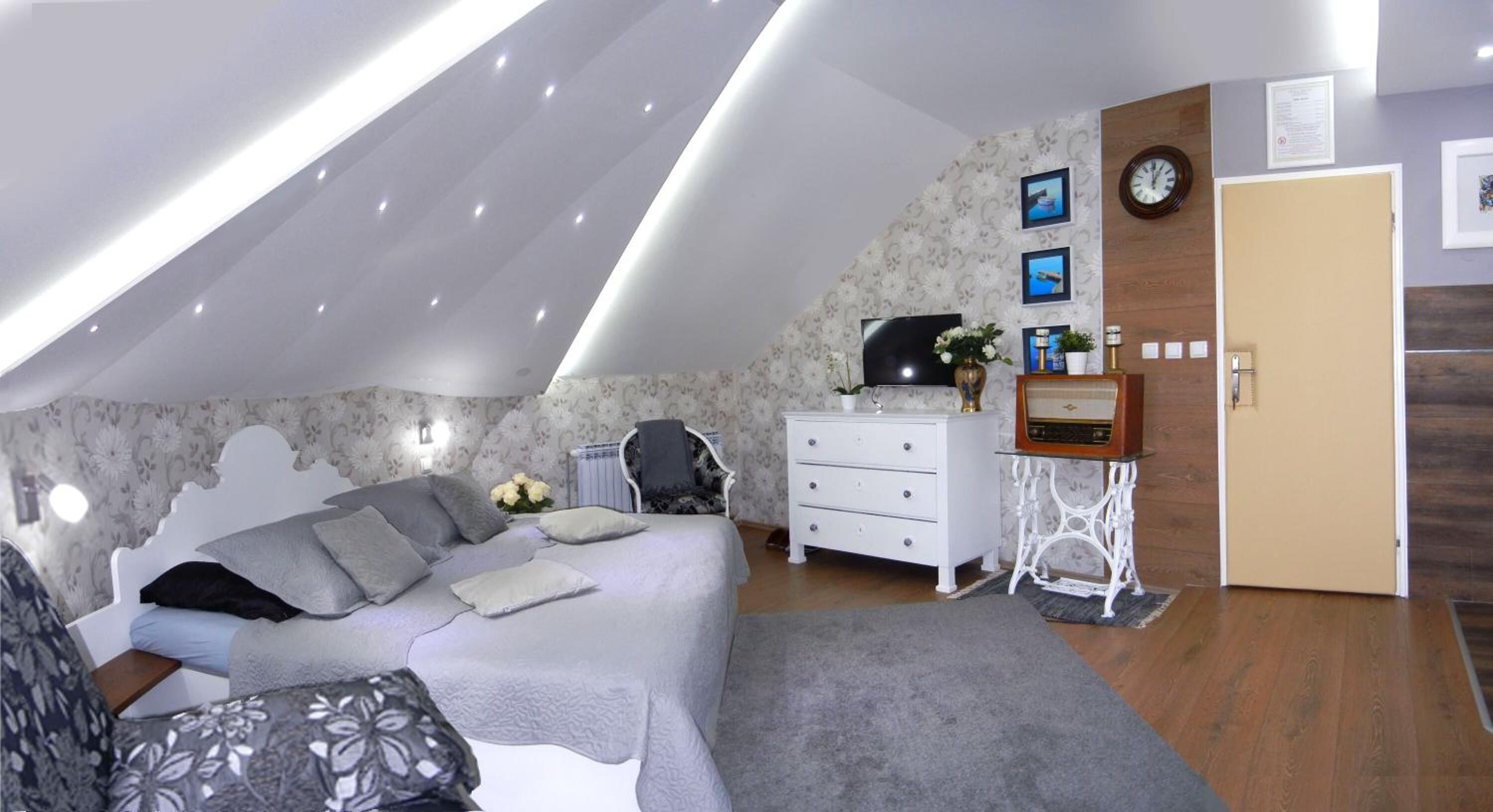 办公桌、笔记本电脑工作区、隔音、熨斗/熨衣板