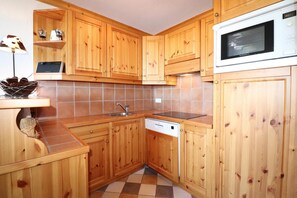Fridge, microwave, oven, dishwasher - 10m from ski slopes, 3rd floor, balcony, ski locker, 40m², Méribel-Mottaret (Méribel - Les Allues)
