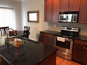 Frigorifero, microonde, forno, piano cottura