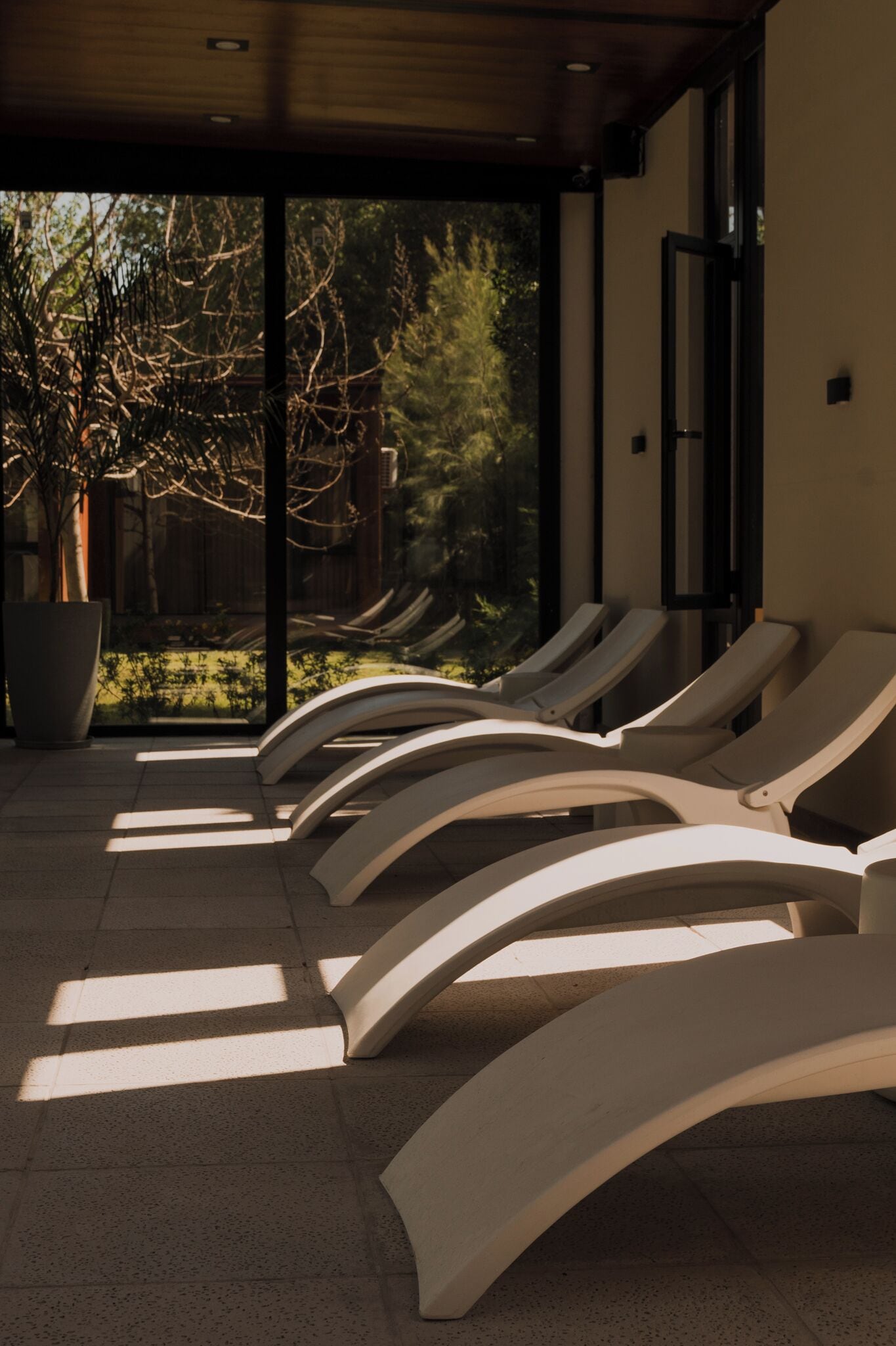 สระว่ายน้ำในร่ม, สระว่ายน้ำกลางแจ้งเปิดตามฤดูกาล, ร่มริมสระว่ายน้ำ