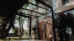 Un edificio moderno con amplios ventanales de vidrio y paneles de madera.