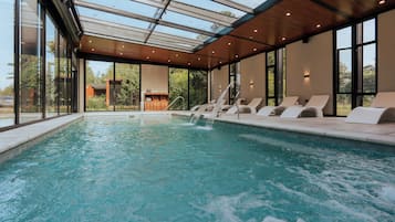 Una piscina cubierta, una piscina al aire libre de temporada, sombrillas