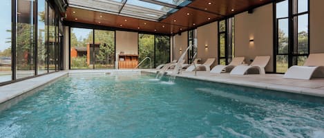 Piscina coperta, piscina stagionale all'aperto, ombrelloni da piscina
