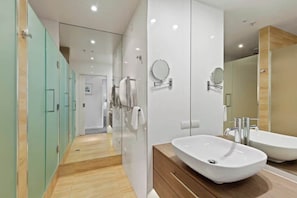 Combined shower/tub, free toiletries, hair dryer, towels