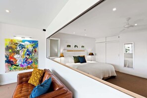 3 habitaciones, escritorio y tabla de planchar con plancha 