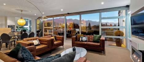 Televisión, chimenea, reproductor de DVD y estéreo