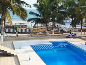 Kauden mukainen ulkouima-allas