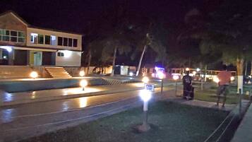 Fachada da propriedade à noite