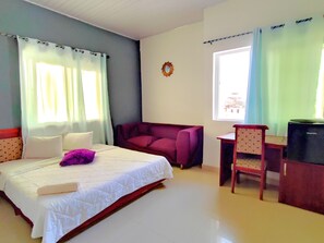 Seprai premium, busa memori, setrika/meja setrika, dan Wi-Fi gratis