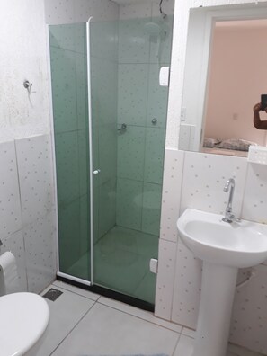 Camera Classic con letto matrimoniale o 2 letti singoli (Felicidade) | Bagno | Bidet, asciugamani, shampoo, carta igienica