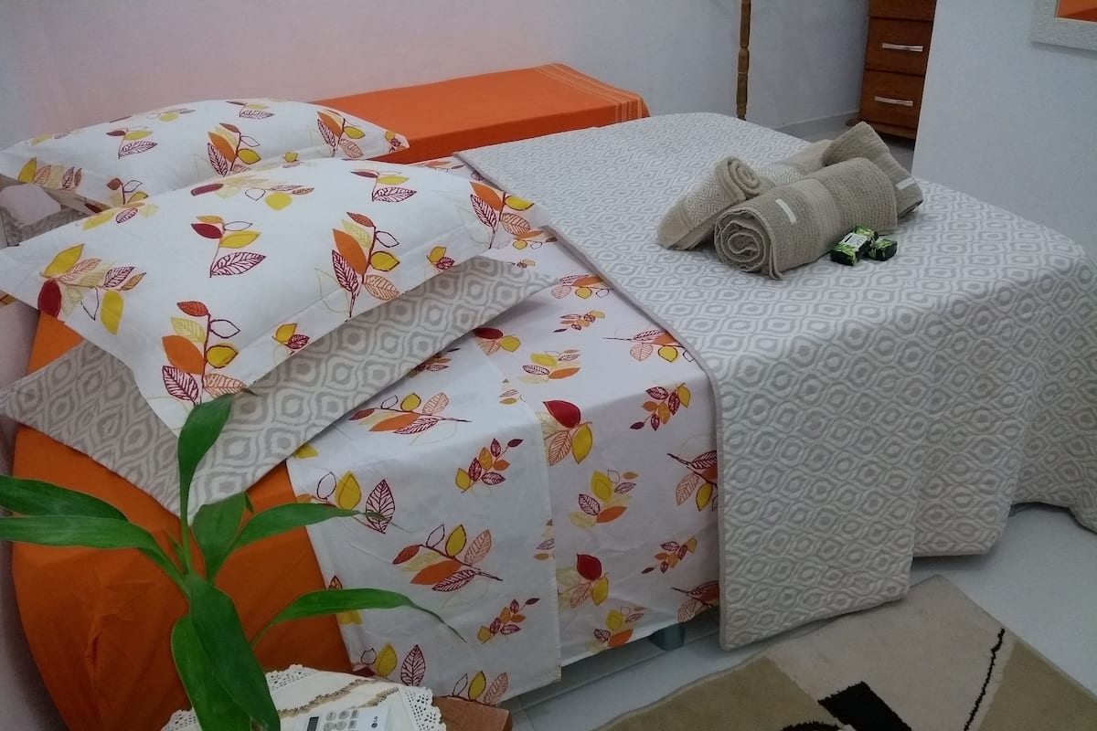 Tripla Deluxe | Una scrivania, Wi-Fi gratuito, lenzuola