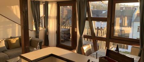 Departamento panorámico (incl. Cleaning Fee) | Área de sala de estar | Televisión de pantalla plana, chimenea, reproductor de DVD y juguetes