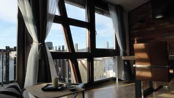 Panoramic Apartment (incl. Cleaning Fee) | Living area | 102-cm flat-screen TV with satellite channels, TV, fireplace