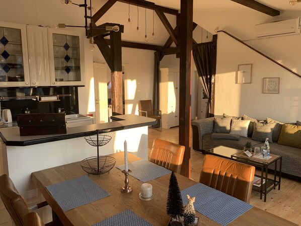 Apartemen Panorama (incl. Cleaning Fee) | Area keluarga | Televisi layar datar 102-cm dengan saluran TV satelit, TV, dan perapian