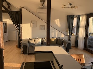 Appartement Panoramique (incl. Cleaning Fee) | Coin séjour | Télévision à écran plat, cheminée, lecteur de DVD, jouets