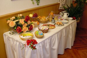 Free daily buffet breakfast