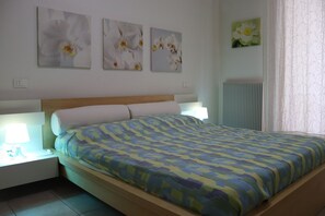 2 Schlafzimmer, Bügeleisen/Bügelbrett