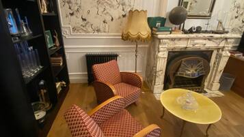 Deluxe tweepersoonskamer, bad | Luxe beddengoed, donzen dekbedden, een minibar, individueel gedecoreerd