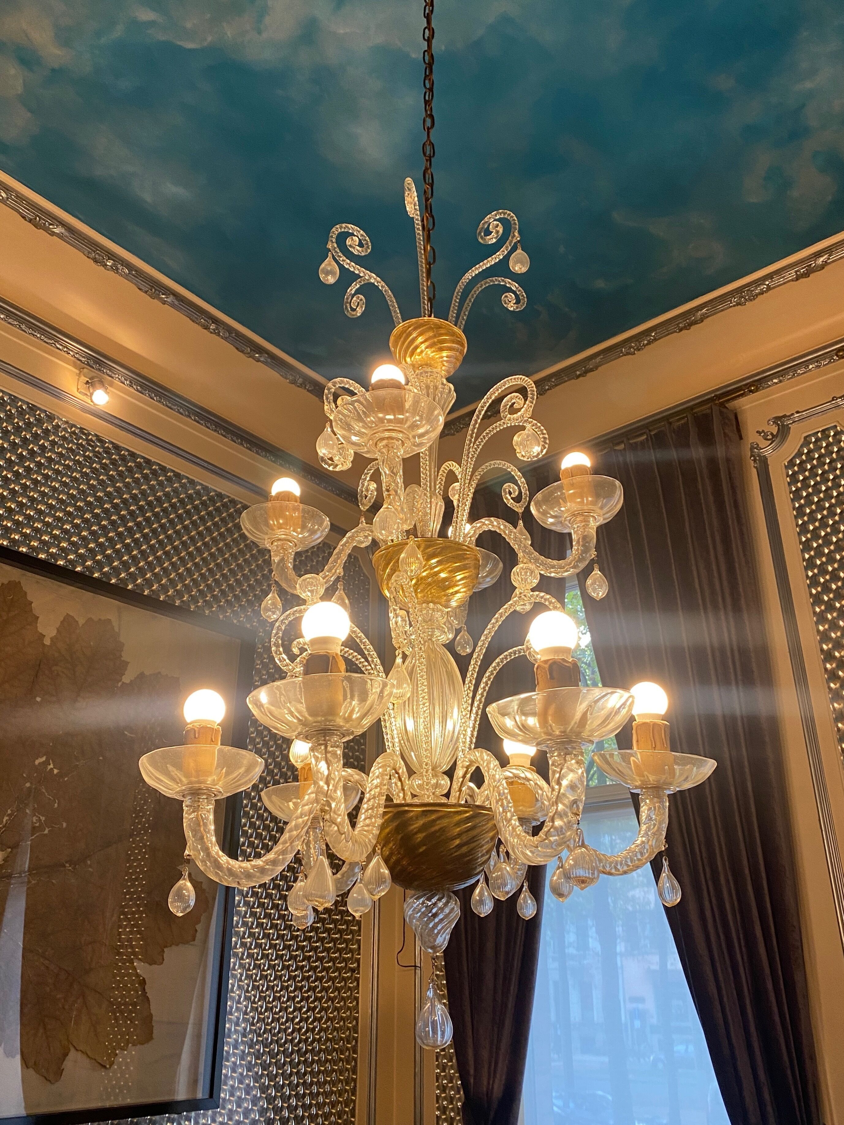 Un lampadario con più luci e decorazioni in cristallo.