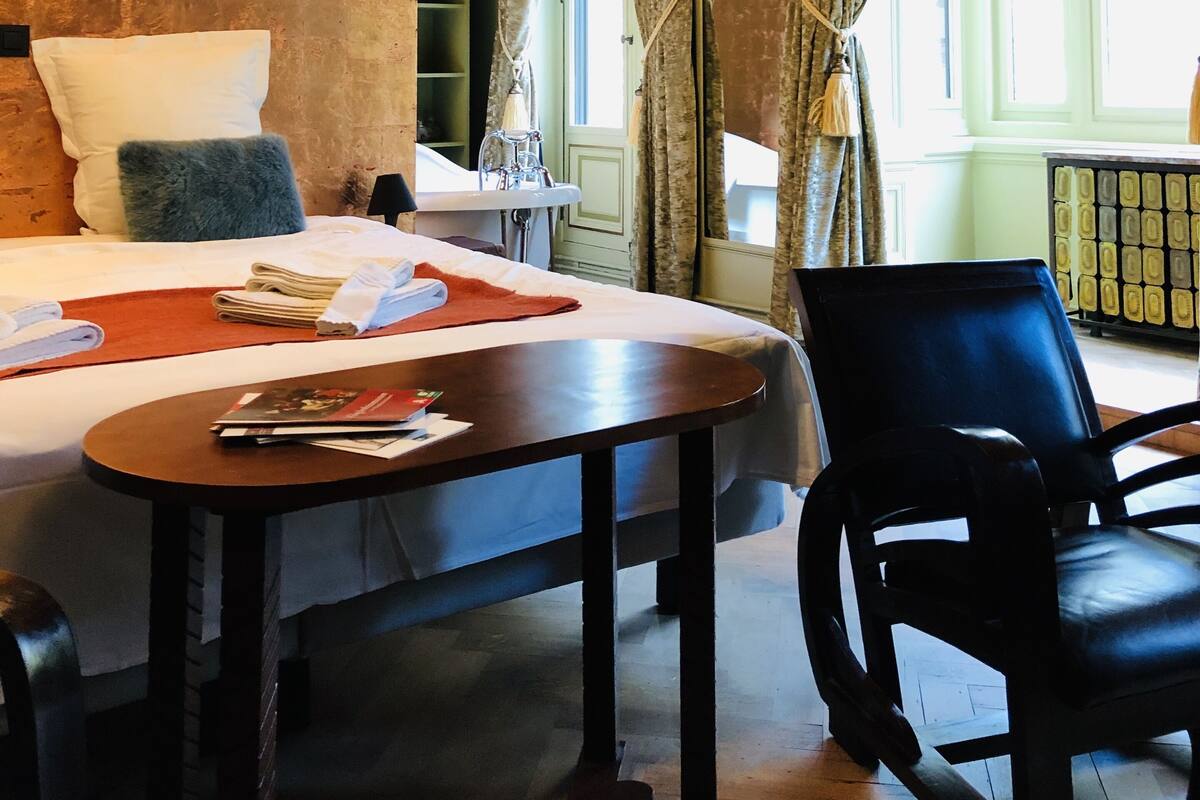 Deluxe Double Room, Bathtub | Premium bedding, down duvets, minibar, desk