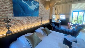 Loftsleilighet – president, hageutsikt | Sengetøy av topp kvalitet, dundyner, minibar og skrivebord