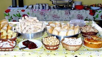 بوفيه فطور مجانًا يوميًا