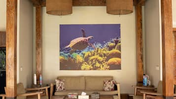 Villa – honeymoon, 1 soverom | Oppholdsrom | En 50-tommers smart-TV med kabel-kanaler samt TV og Netflix
