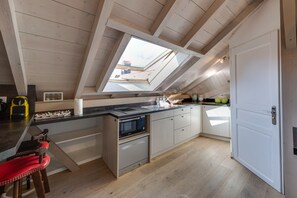 Kühlschrank, Mikrowelle, Herdplatte, Geschirrspüler