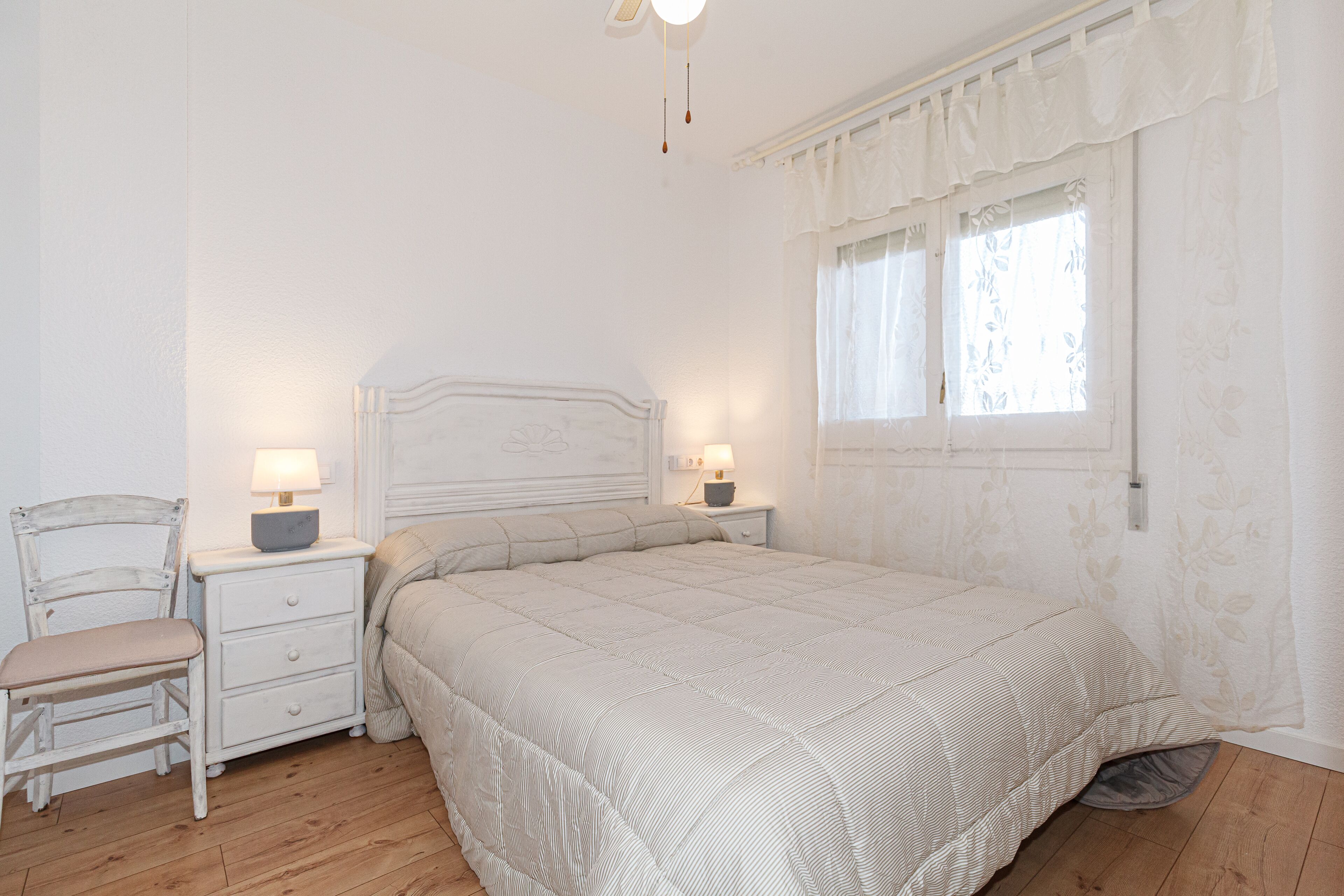2 habitaciones, tabla de planchar con plancha, cuna de viaje y wifi 