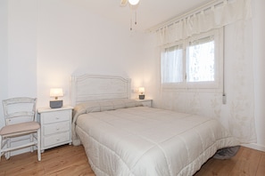 2 bedrooms, iron/ironing board, travel cot, WiFi