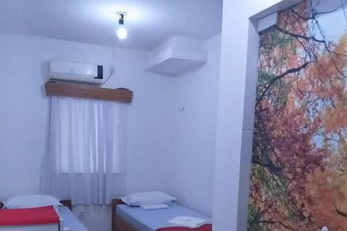 Cortinas opacas, tabla de planchar con plancha, wifi gratis