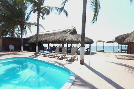 Outdoor pool. Cabañas papalote ecológico
