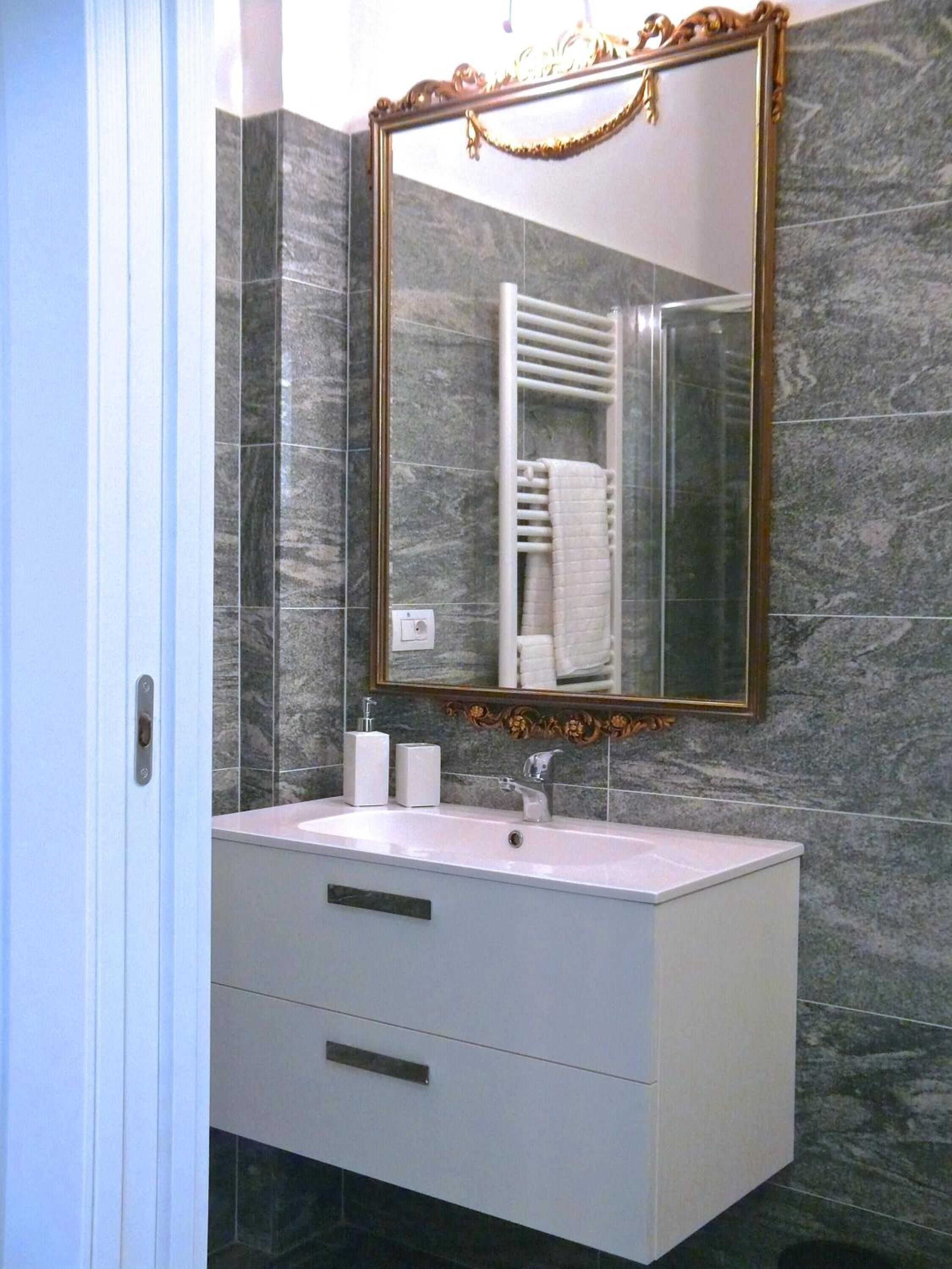 Double Room | Bilik Mandi | Pancuran mandi, kelengkapan dandanan diri percuma, pengering rambut 