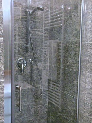 Quarto casal | Banheiro | Chuveiro, produtos de toalete grátis, secador de cabelo, chinelos