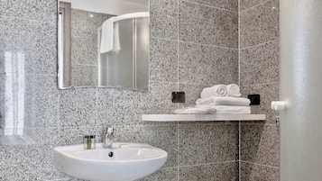 Double Room | Bathroom | Shower, free toiletries, hair dryer, slippers